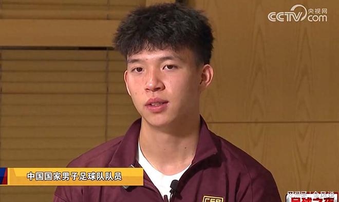 关于翻译伴跑、草地瘫倒——高井幸大首日体验“英超第一课”的信息