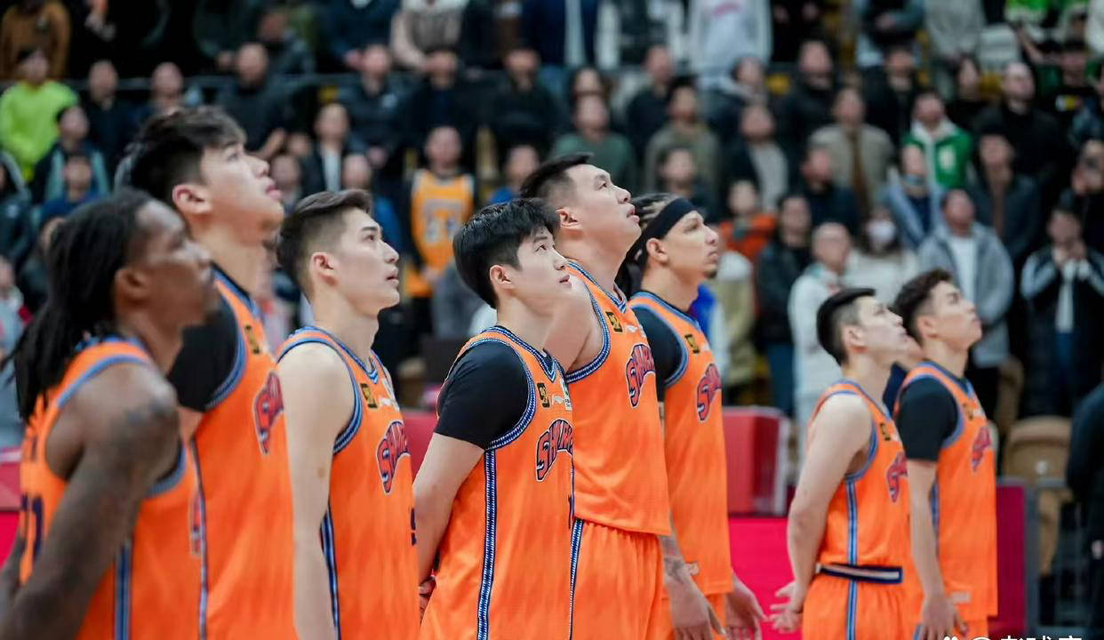 赛场上激烈角逐，球员表现抢眼的简单介绍