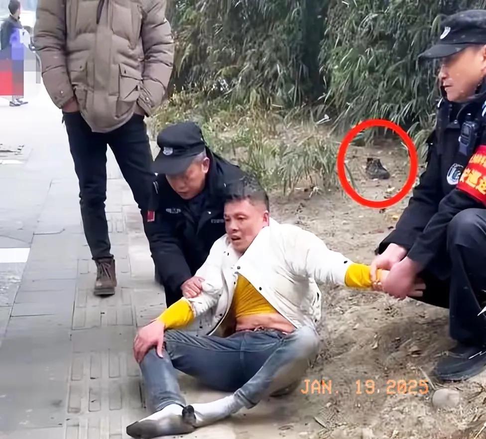 关于球场外抓捕小偷一幕发生，警方及时处置维护秩序的信息